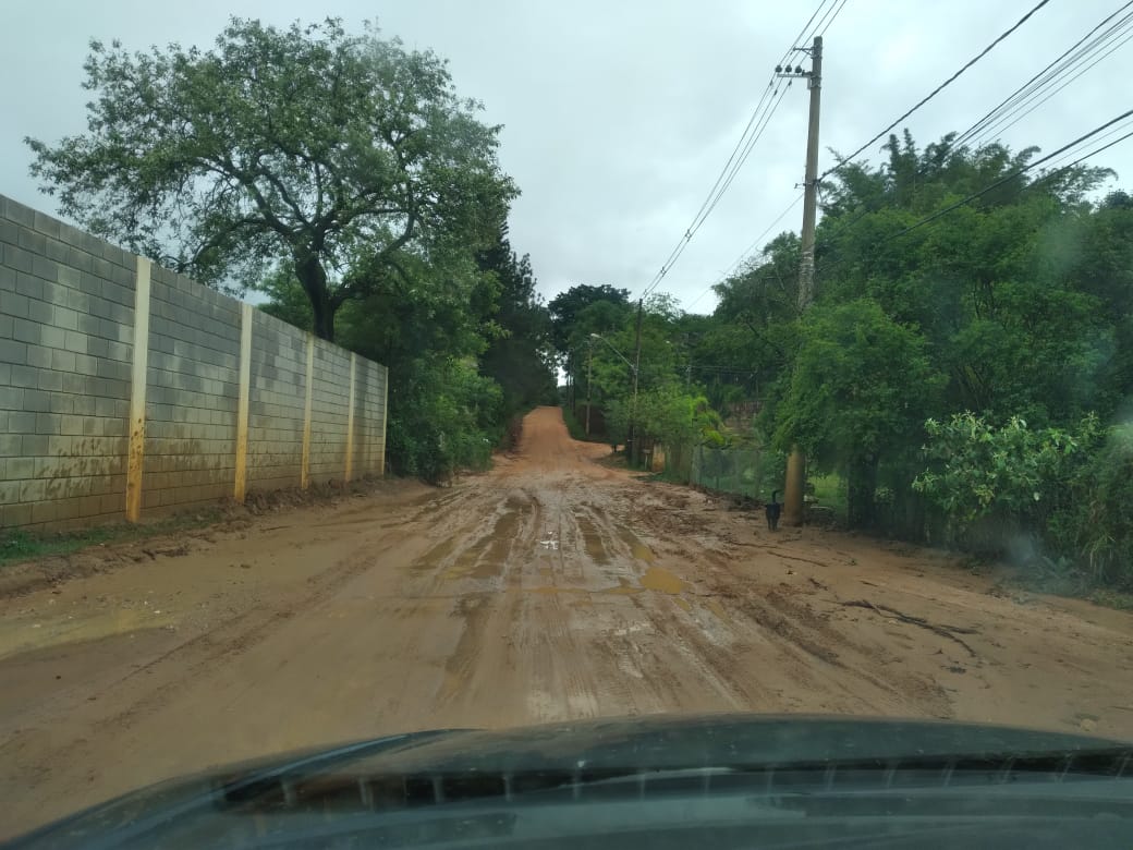 Após dias de chuva, mães do Guacuri enfrentam desafios de levar filhos a escola